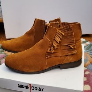 Minnetonka suede Side Fringe Ankle Boot size 7.5 moccasins tan zipper brands new